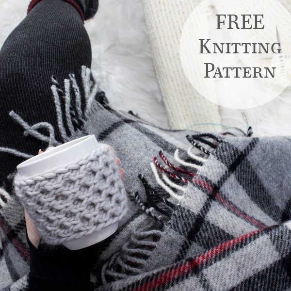 A free mug cozy knitting pattern with a simple cable stitch detail