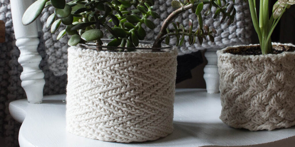 pic of a herringbone stitch knitted plant pot cover